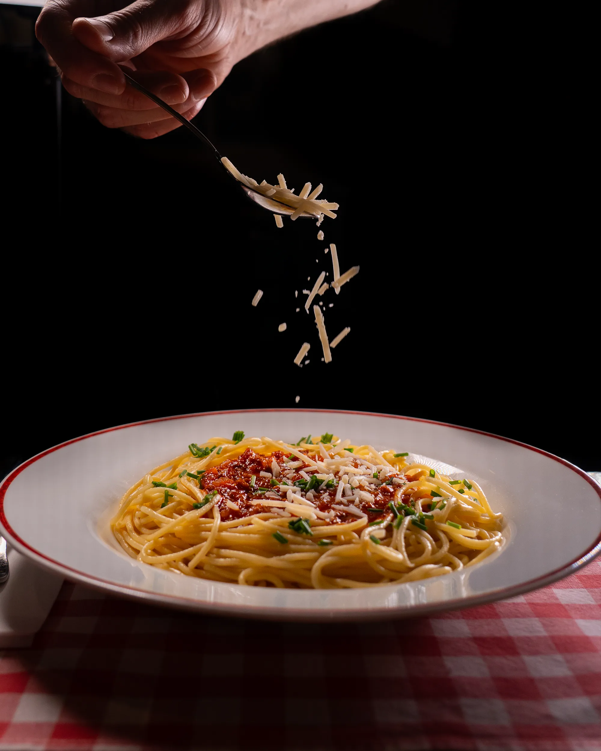Spaghetti Bolognese mit Parmesan – Speisenfotografie von Eura Media Wien