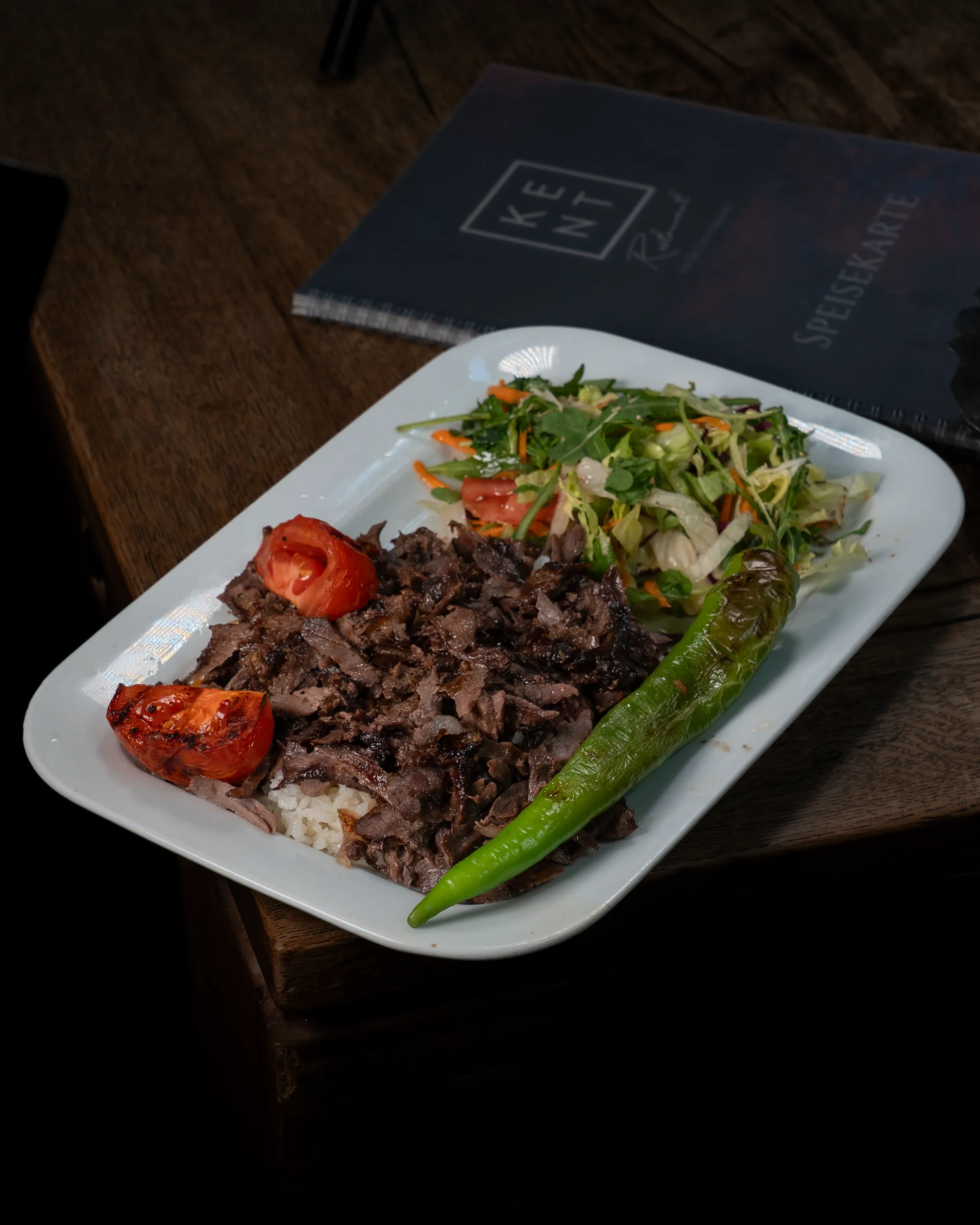 Döner-Teller mit Reis und Salat, KENT Restaurant – Food-Fotografie von Eura Media Wien