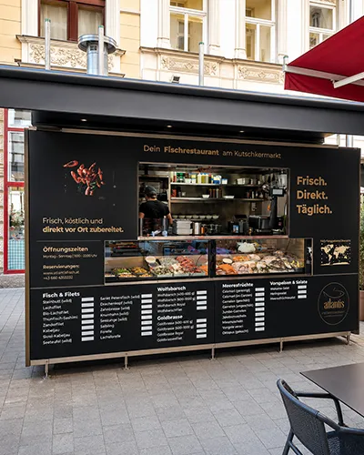 Beispiel Außentheke mit Beschriftung eines Fischrestaurants von Eura Media